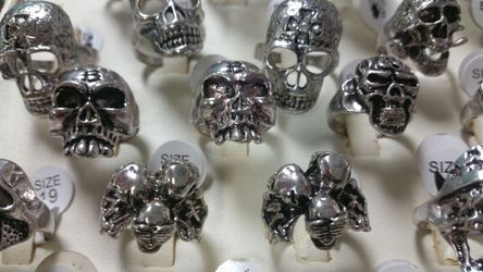 Gold rings largest size in a size 9 possibly can be size one size larger please do not place a bit unless you're ready to pick up $20