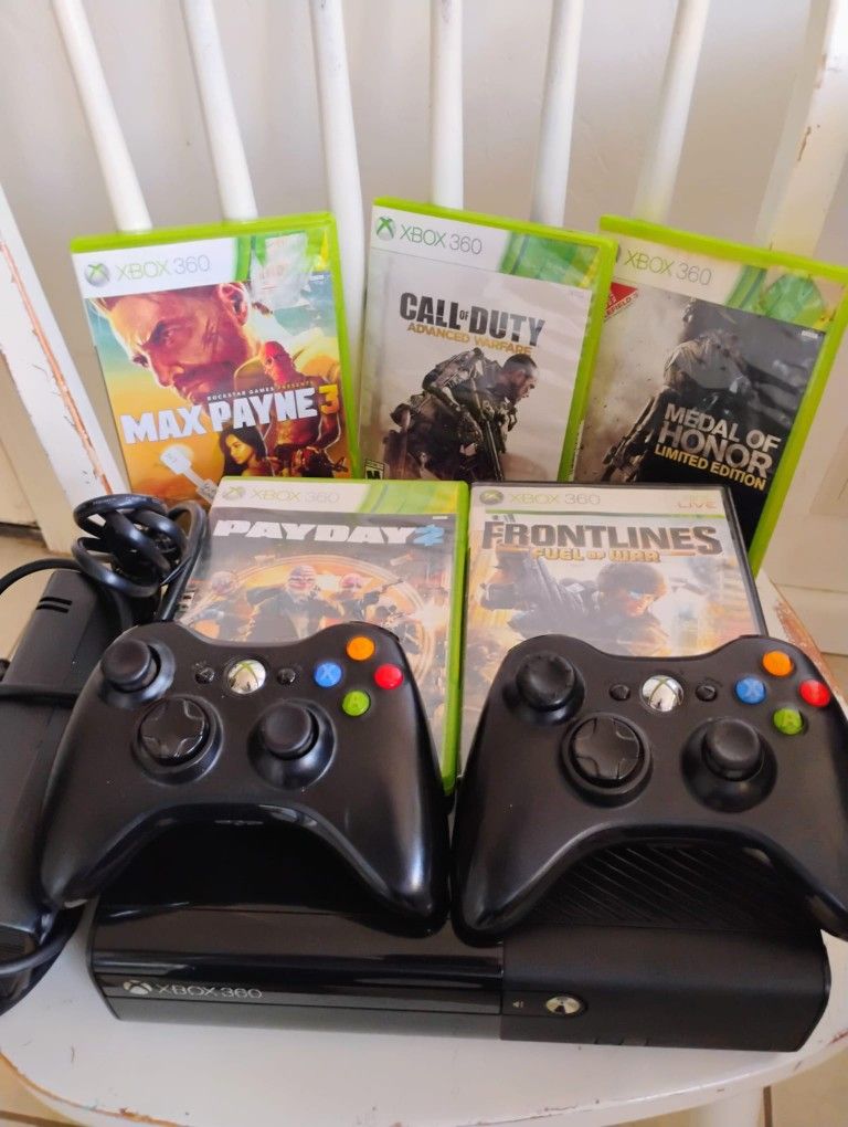 Xbox 360 E With Two Controllers Rechargeable Batteries 5 Games