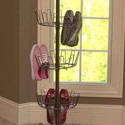 Revolving shoe tree