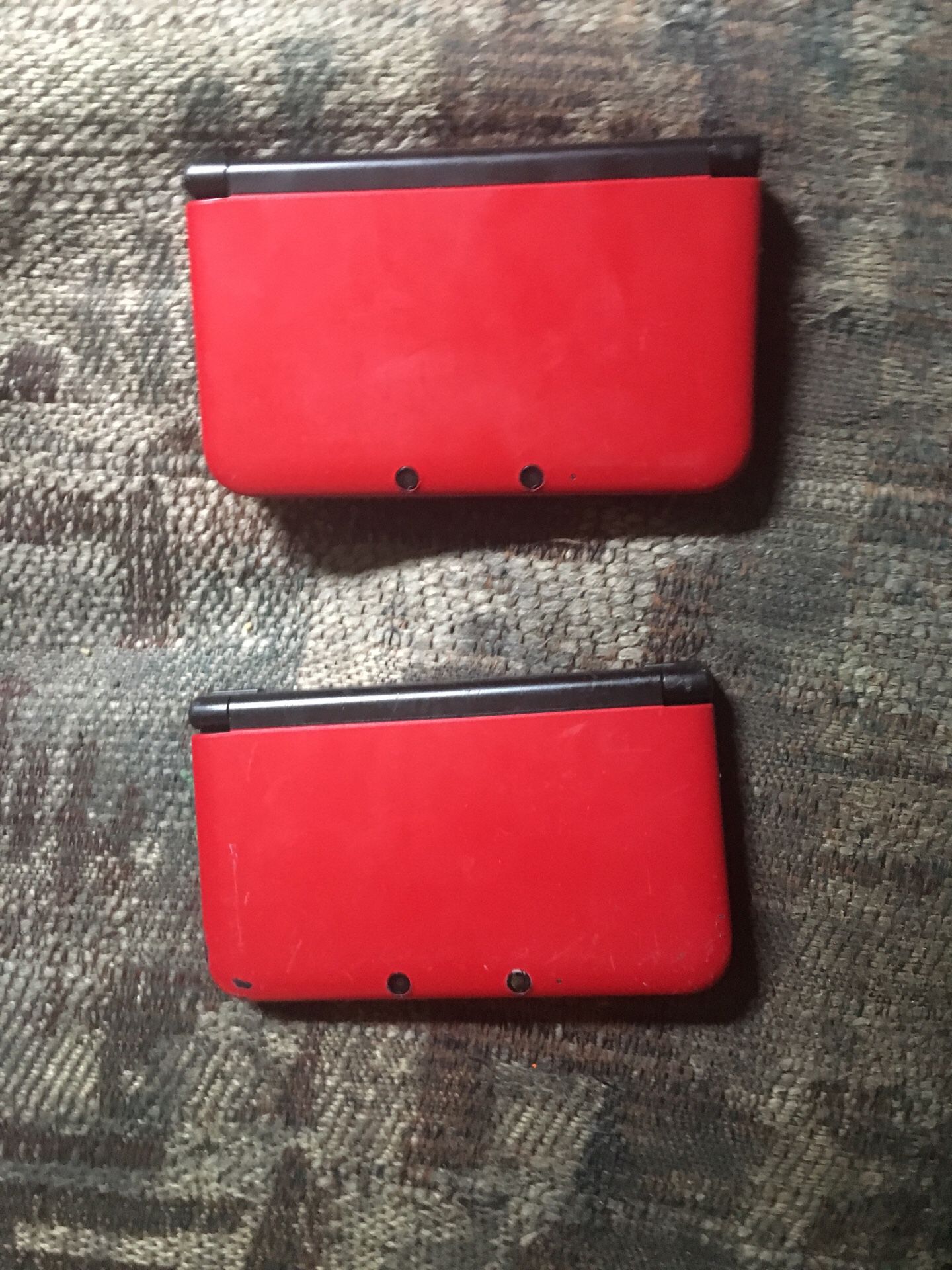 2 red Nintendo 3ds xl