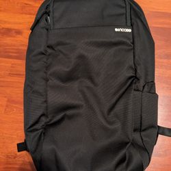 INCASE DSLR backpack