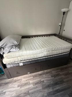 Bed Daybed with 2 Drawers and / matresses. Twin
