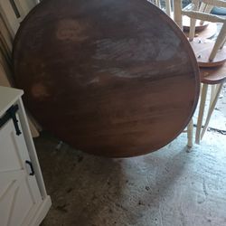 3 FOOT ROUND TABLE WITH 4 HIGH BACK SWIVEL CHAIRS 