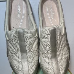 Women's comfortable shoes.. Size 8. $35.