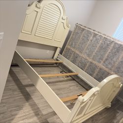 🎁BEAUTIFUL SOLID WOOD QUEEN SIZE BED FRAME🎁