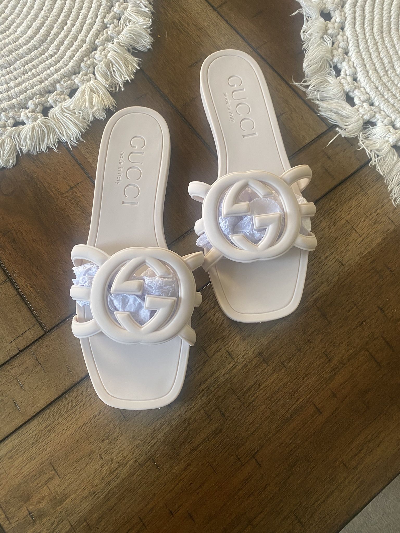 New Gucci Women’s Interlocking G Slide Sandals | Light Cream Color | US Size 7 