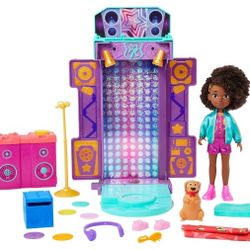 Mattel Karma’s World 2-in-1 Toy Playset with Doll & Accessories, Transforming Musical Star Stage & Bedroom Set 