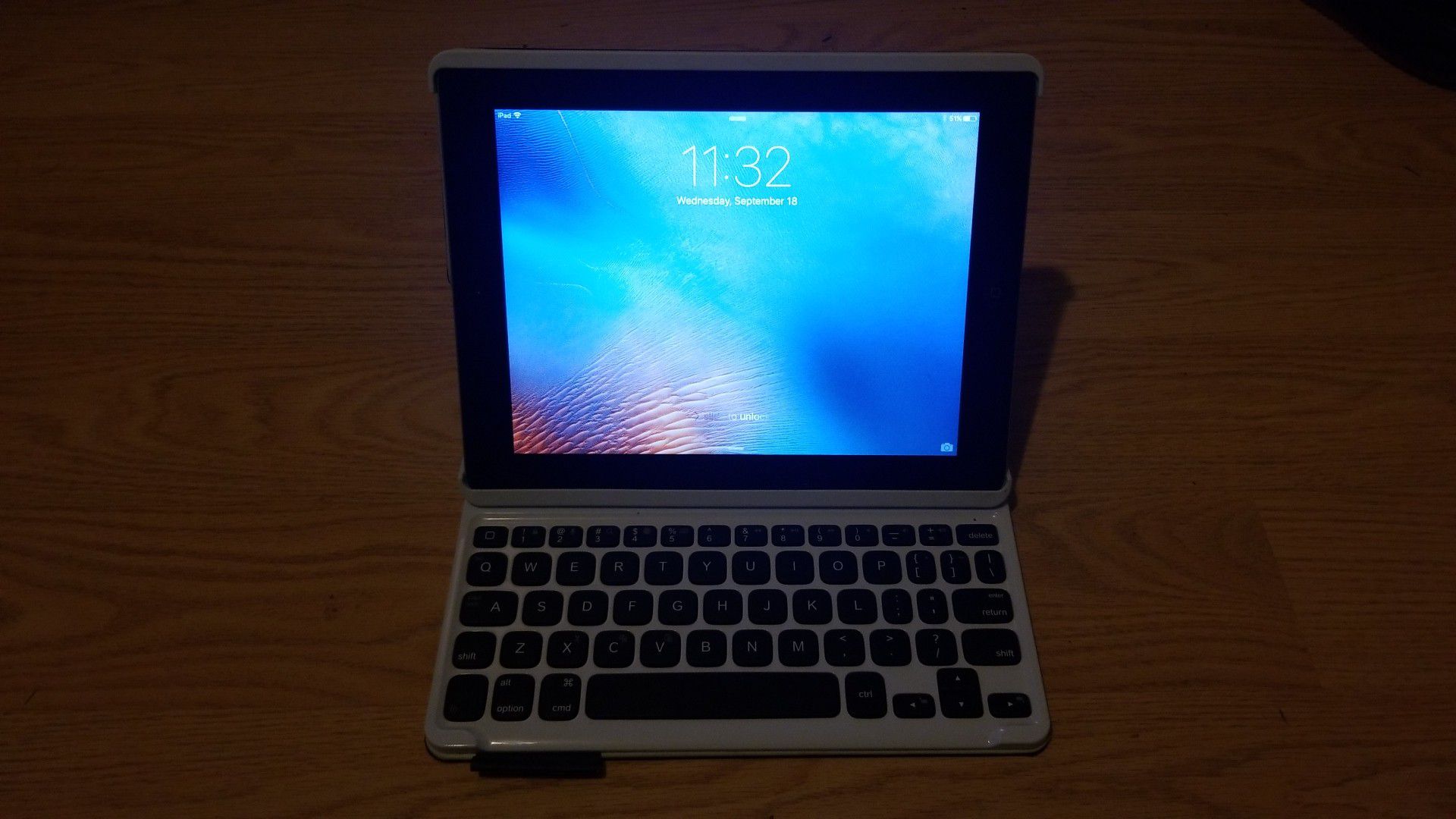 iPad 2 wifi 16, comes with bluetooth keyboard case
