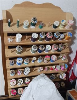 VINTAGE WOODEN SPOOL RACK HOLDS 67 SPOOLS IN GREAT CONDITION *SEE ALL PICS*