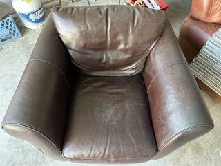 Leather chair and ottoman;  sillón de cuero con reposapiés