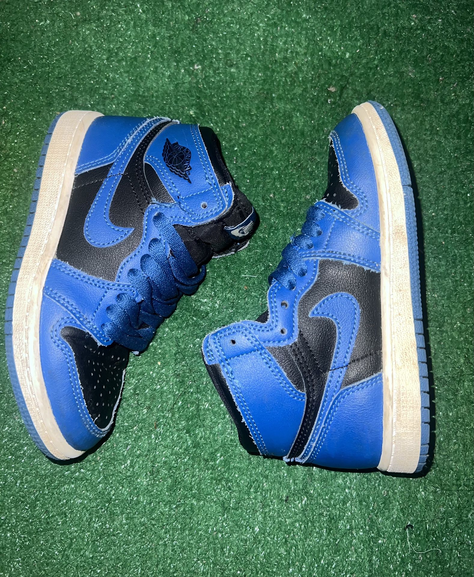 Jordan 1 Retro “Marine blue”
