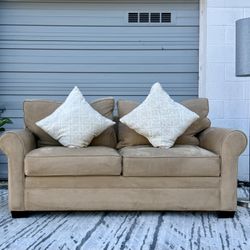 🛋️ Cindy Crawford Couch – Excellent Condition – $220 (Weekend Special!) Free Delivery