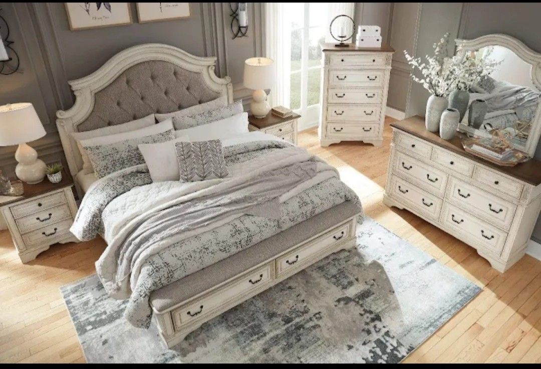 ♨️Realyn Queen Bed with Mirrored Dresser and Nightstand
Ashley Furniture$20 Down Payment and delivery available 