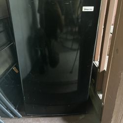Magic Chef Small Fridge (contact info removed)