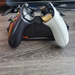 XBOX ONE DUAL CHARGING STATION WITH 2 BATTERY PACK AND 2 CONTROLLERS