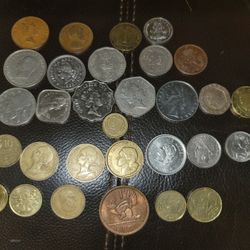 Monedas De Diferentes Países $2 AT $6 EACH DEPENDIENDO 