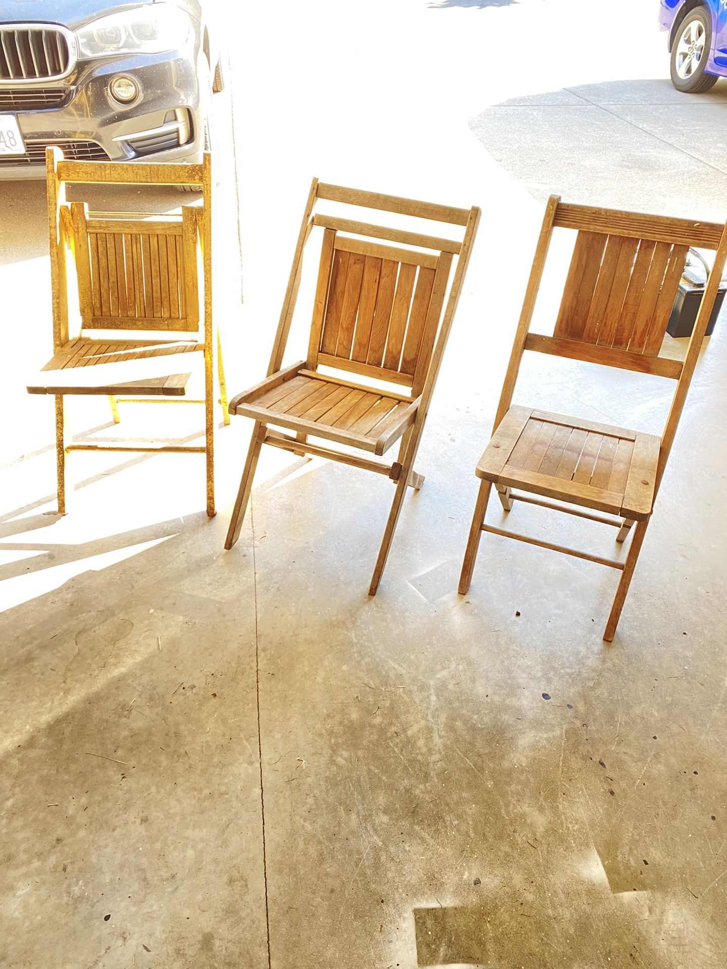 Cool Vintage Wood Folding Chairs