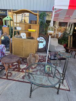 Big sale of vintage items, antiques, art, and more. Open from 10:00 a.m. to 6:00 p.m.