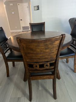 Round dining table