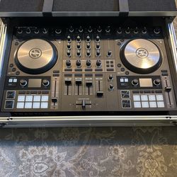 Traktor S4 Mk3 DJ Controller