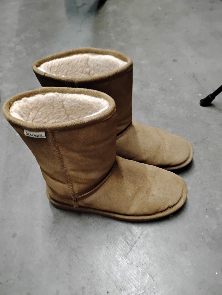 Bear Claw Ugg Style Boots. Size9. Like New