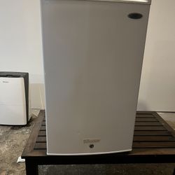 Sunpentown 3.0 cu ft Upright Freezer