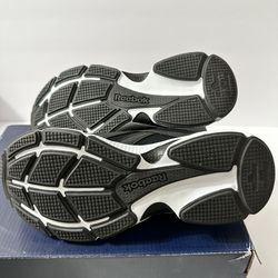 Amazon Essentials All Day Comfort Slip Resistant Work Shoe womans size 7.5