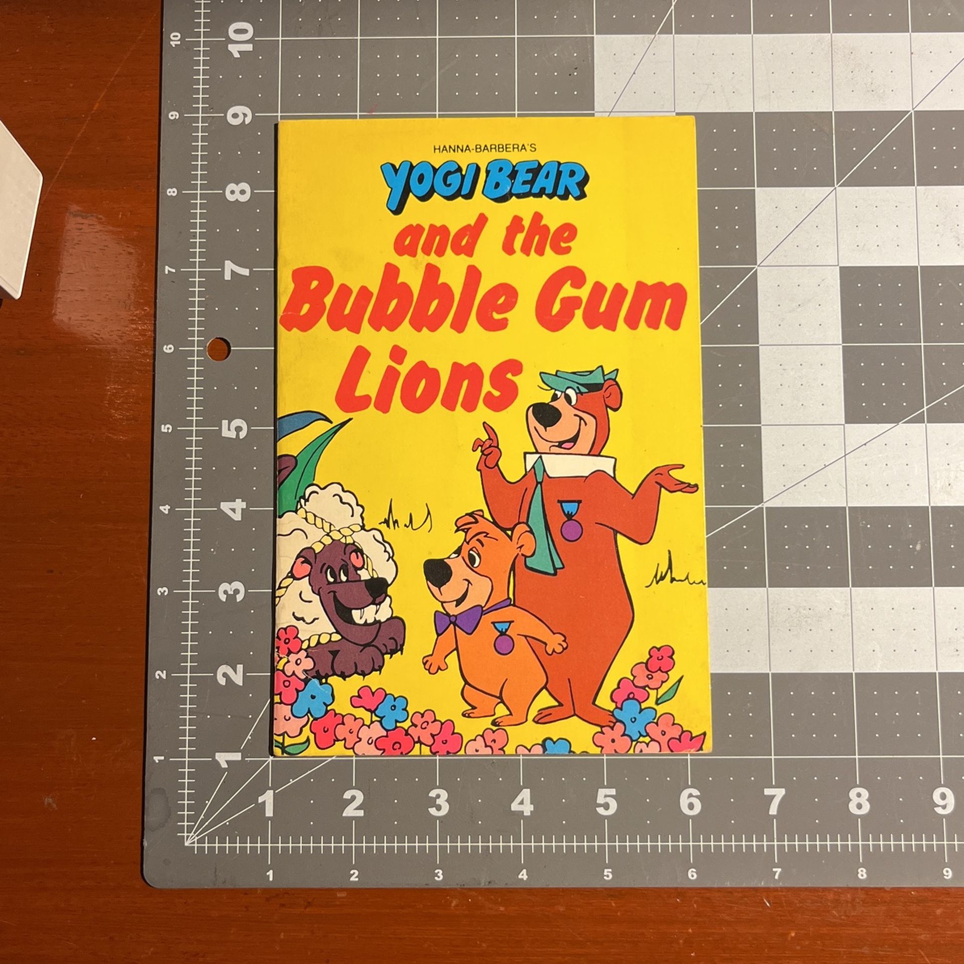 Hanna-Barbera’s Yogi Bear and the Bubble Gum Lions | Story byHorace J. Elias | 1974 | Paperback