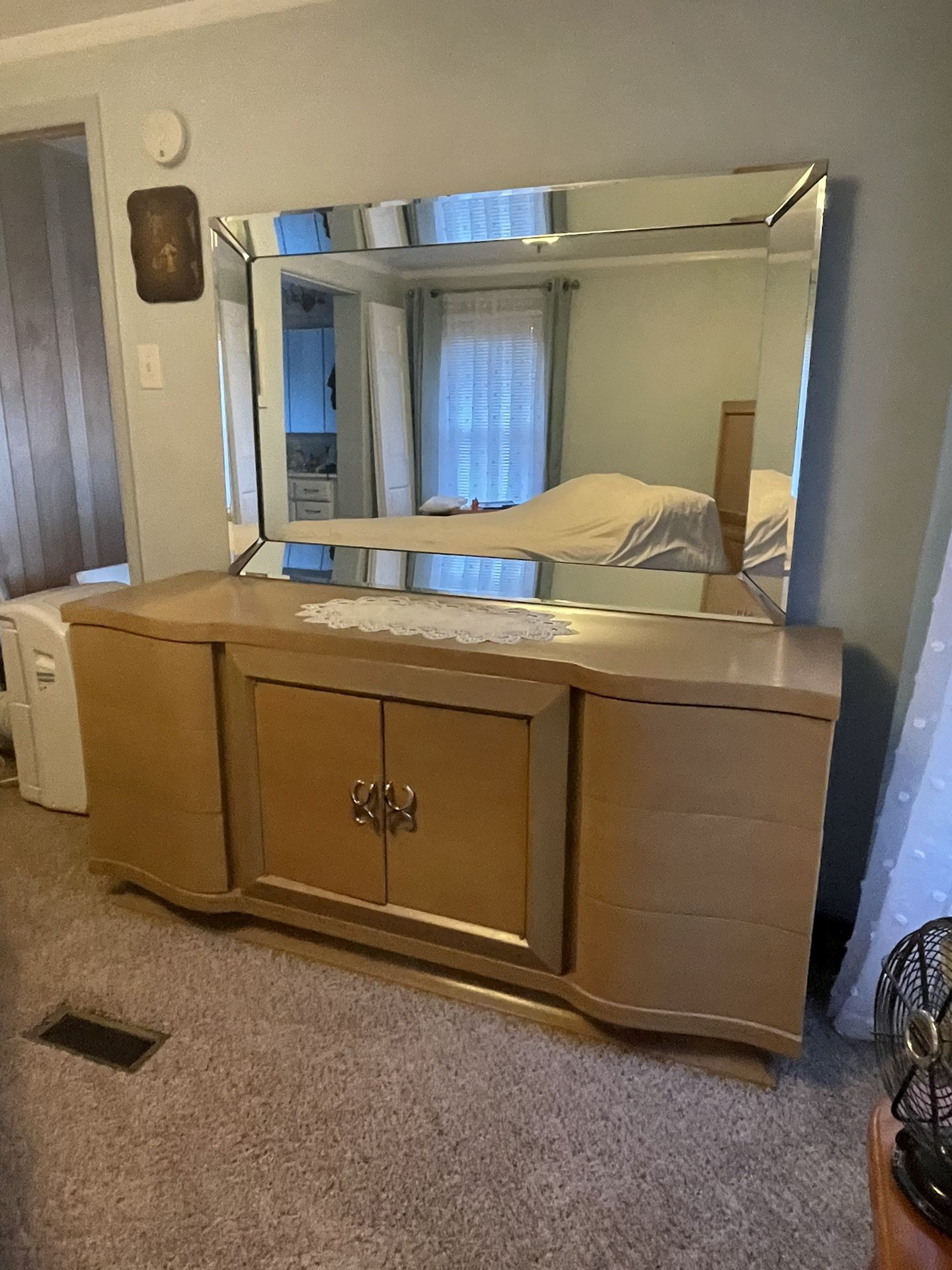 5 Piece Bedroom Set Queen Located in Bloomfield, NM