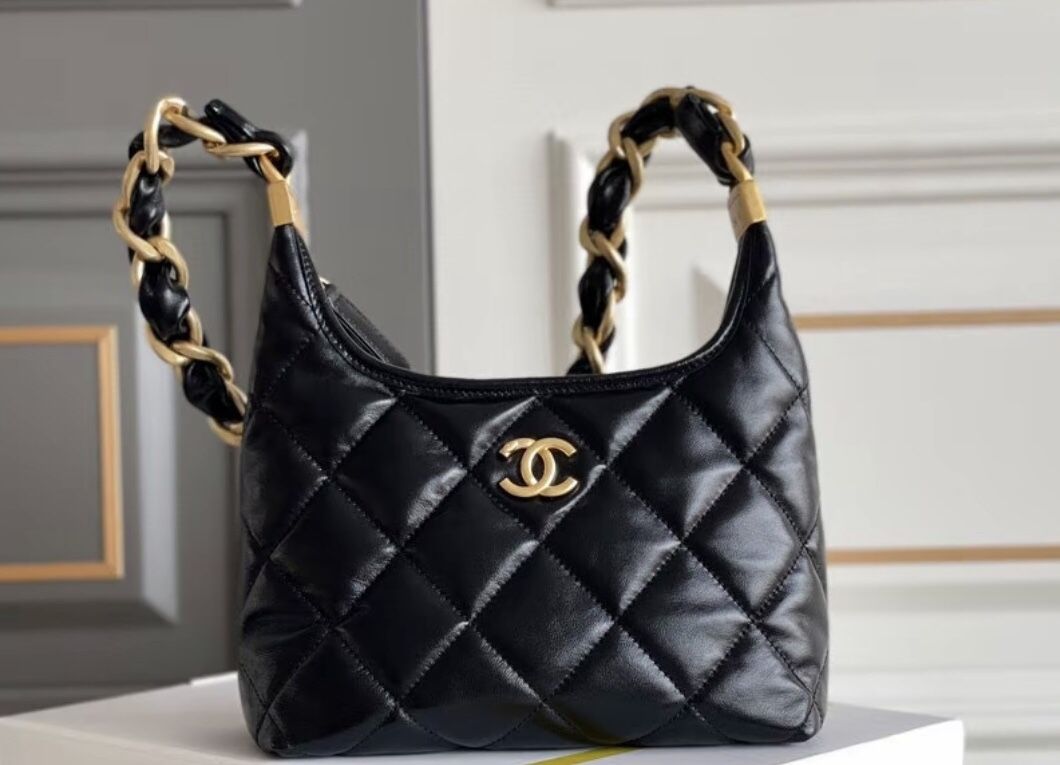 CHANEL 24A diamond check gold buckle leather chain sheepskin cross-body handbag women's black(610)72