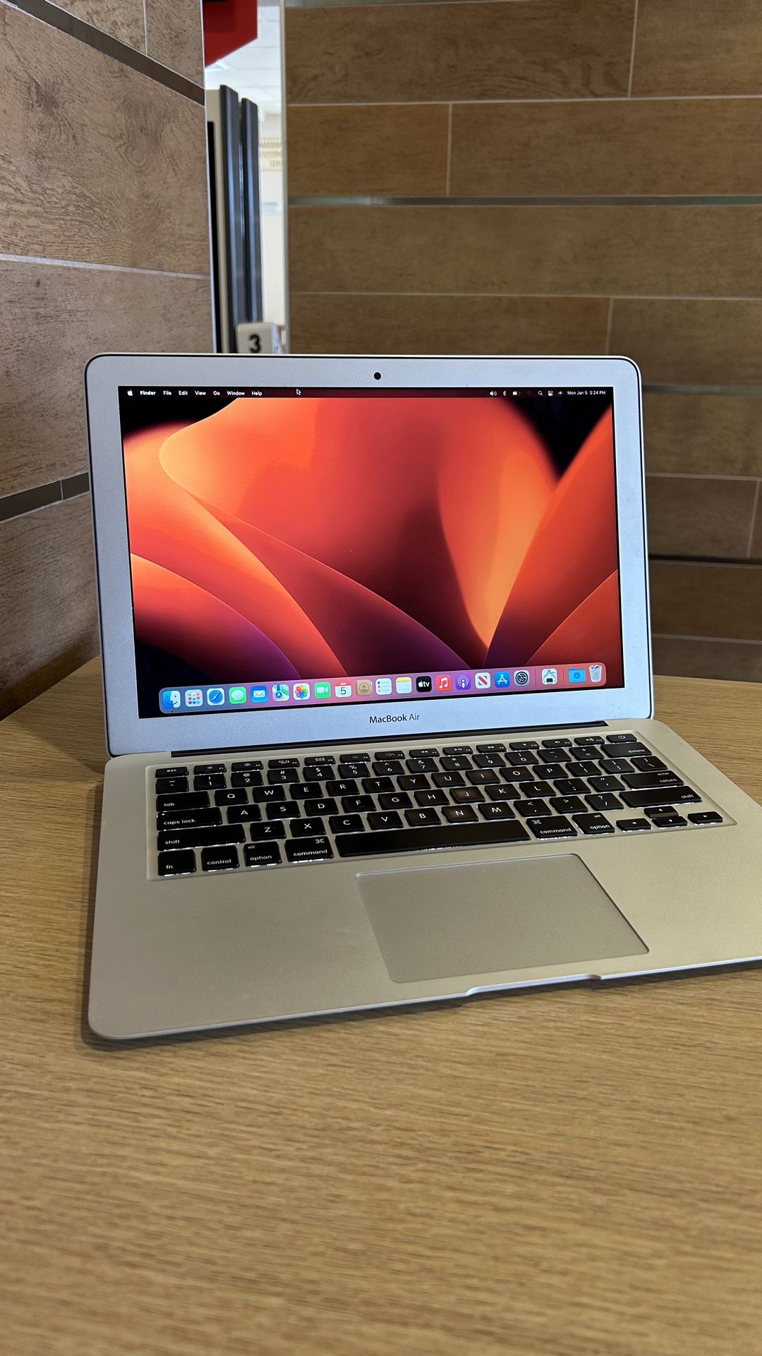 Apple MacBook Air 13” i5/4GB/256GB SSD $180