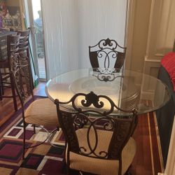 Beautiful Round Dining table With 4 Chairs 