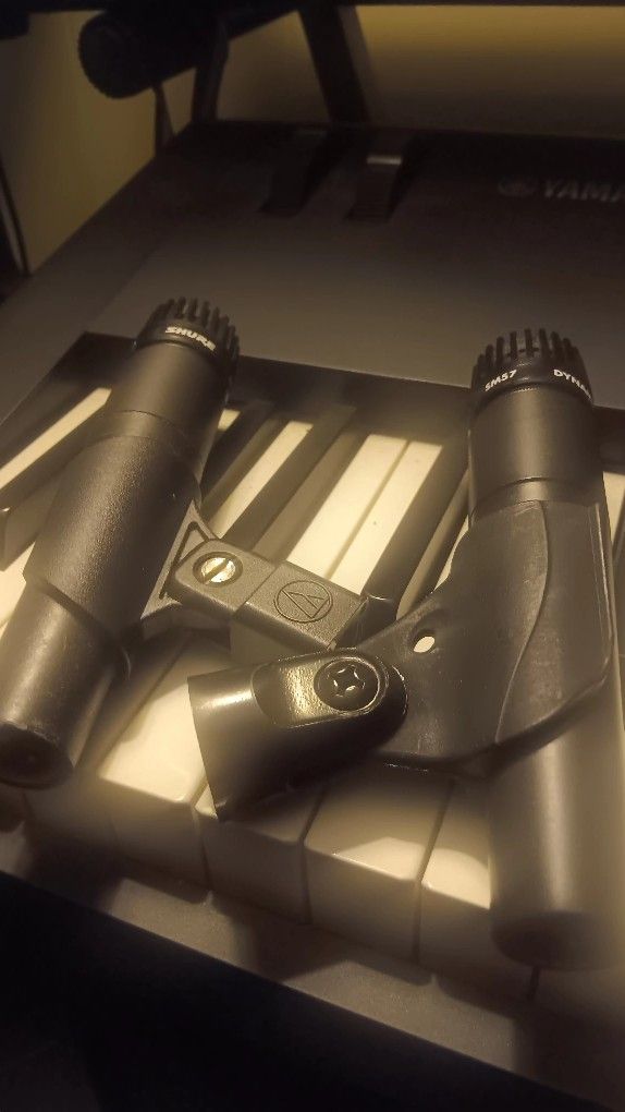 2 SHURE SM57 WITH CLIPS