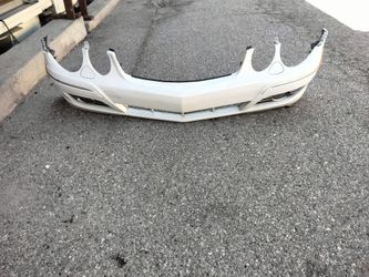 2007-2009 Mercedes E350 complete front bumper with all the accessories OEM.