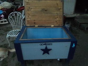 Cowboys Cedar Ice Chest 30 in x40 in