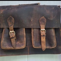 17×13 In Buffalo Leather Messenger Bag Laptop Briefcase Satchel Office Shoulder Bag
Genuine leader 
Brown color 
New condition,  no tags