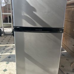 Frigidaire Mini Fridge W/freezer (Make Me An Offer!)