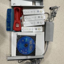 Nintendo wii  With 4 controllers
