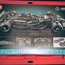 LEGO Mercedes AMG Peteonas