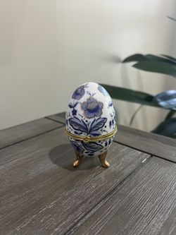 Porcelain Egg Container 