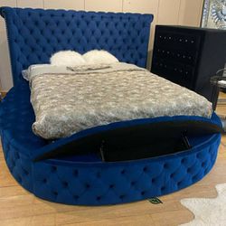 🍂$39 Down Payment 🍂LUXUS VELVET KING BED (3 BOXES) BLUE
by Meridian