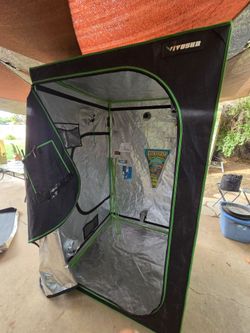 GROW TENT WITH EVERYTHING  4X4X7'