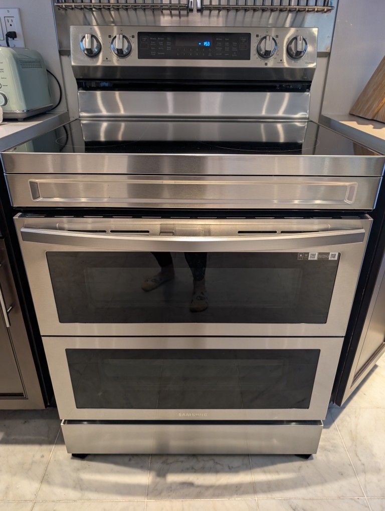 Samsung
30 in. 5-Burner Element Smart Freestanding Double Oven Electric Range.