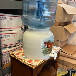 Ceramic water dispenser with Palomino logo