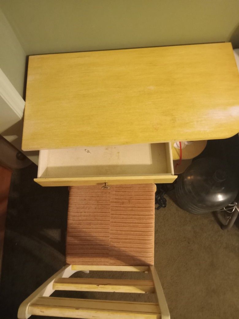 Reading Desk With Chair
