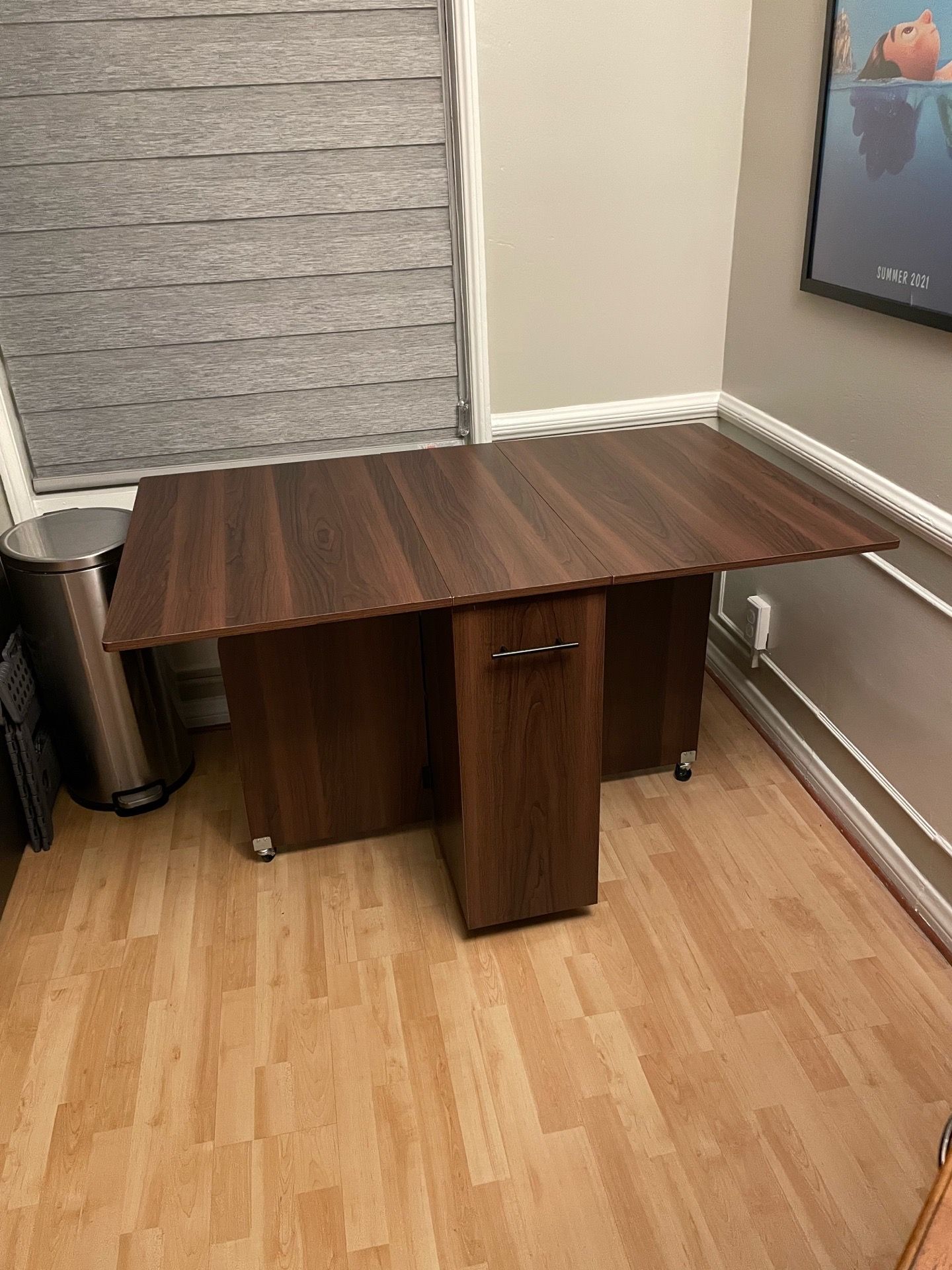 Foldable dining table