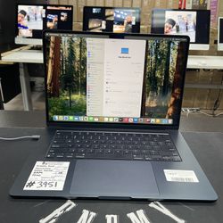 15 inch MacBook Air M2 Chip 2023 8GB RAM 256GB SSD with Store Warranty And Financing Available!