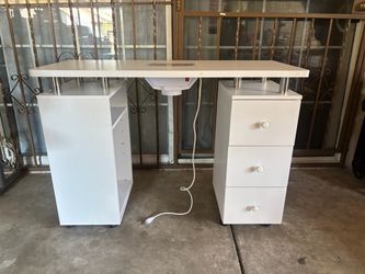 Nail tech table with vent