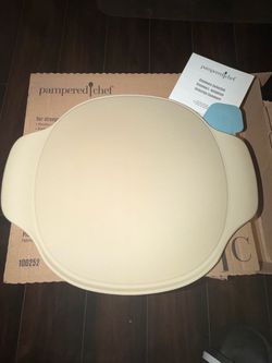 BRAND NEW - Pampered Chef Pizza Stone With Handles