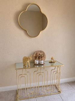 Entry table with decoration with mirror